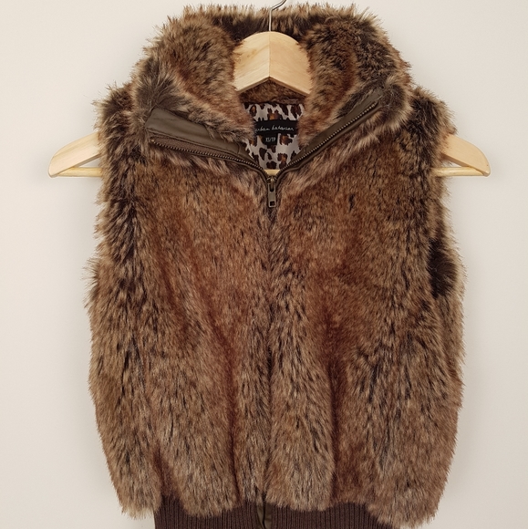 2/$20🌿 Brown Faux Fur Zip Up Vest - Picture 1 of 4